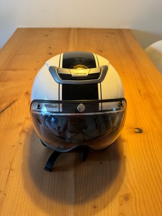 Casco de moto blanco y negro. Talla L