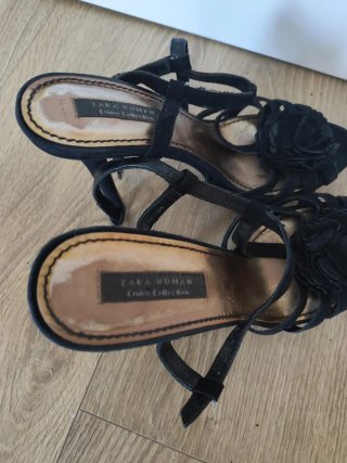 Sandalias negras con tacón de aguja piel