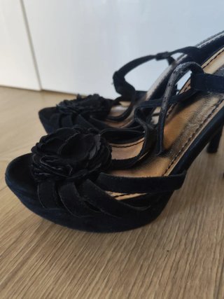 Sandalias negras con tacón de aguja piel