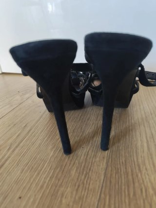 Sandalias negras con tacón de aguja piel