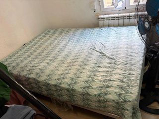 Somier tapizado, incluido el colchón como nuevo.