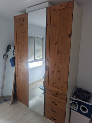 Armario de madera con espejo