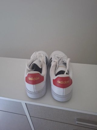 Zapatillas Adidas Blancas y Rojas