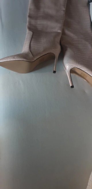 Botas altas beige imitación cocodrilo. Talla 38.