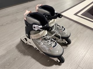 Patines en línea infantiles grises