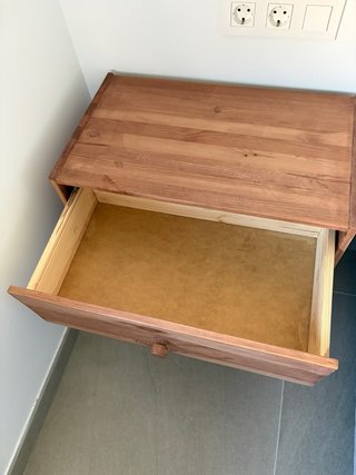 Cómoda de madera / mesa de noche