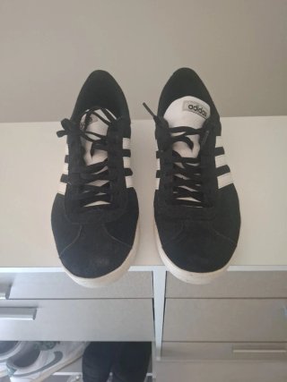 Zapatillas Adidas Negras y Blancas