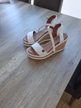 Sandalias de cuña blancas y marrones