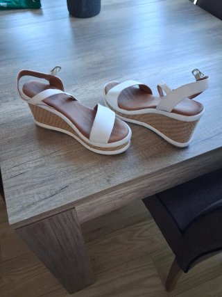 Sandalias de cuña blancas y marrones