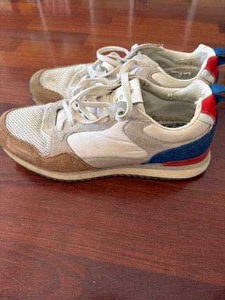 Zapatillas deportivas blancas y rojas