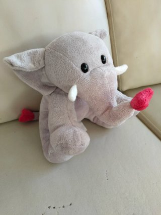 Peluche de elefante con corazones