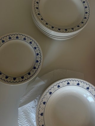 Vajilla vintage de cerámica con corazones azules
