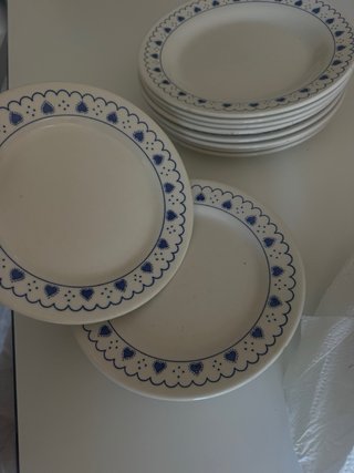 Vajilla vintage de cerámica con corazones azules