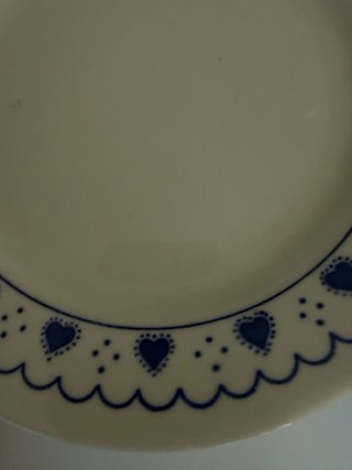 Vajilla vintage de cerámica con corazones azules