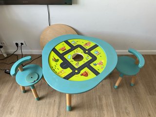 Mesa de juego Stokke mutable