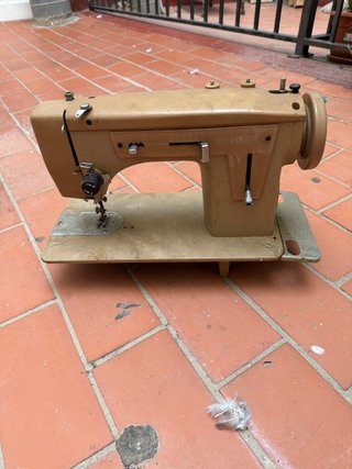 Máquina de coser antigua color beige