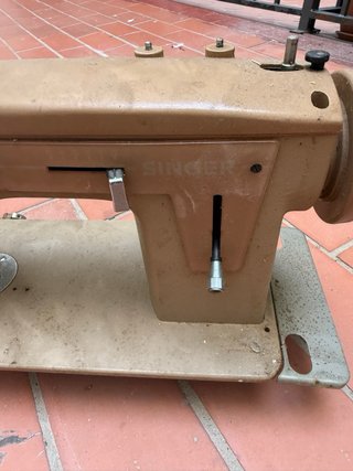 Máquina de coser antigua color beige
