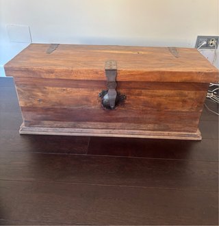Baúl de madera vintage con herrajes metálicos