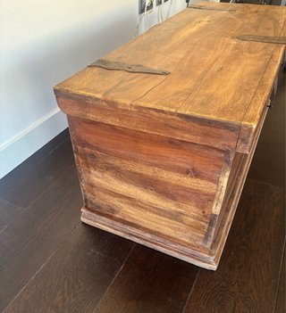 Baúl de madera vintage con herrajes metálicos