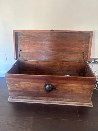 Baúl de madera vintage con herrajes metálicos