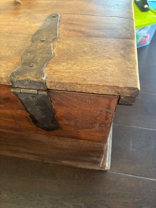 Baúl de madera vintage con herrajes metálicos