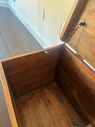 Baúl de madera vintage con herrajes metálicos