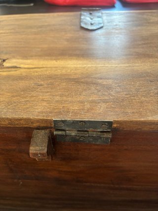 Baúl de madera vintage con herrajes metálicos