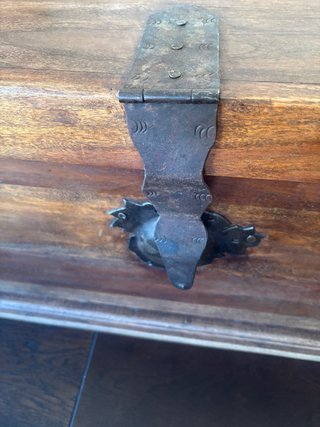 Baúl de madera vintage con herrajes metálicos