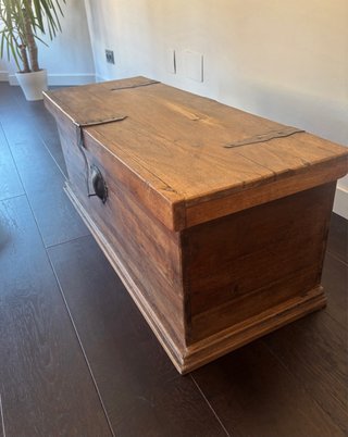 Baúl de madera vintage con herrajes metálicos