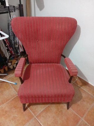 Sillón rojo de tela y madera