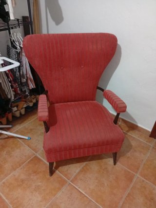Sillón rojo de tela y madera