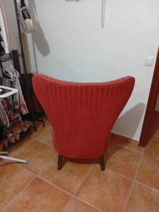 Sillón rojo de tela y madera