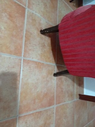 Sillón rojo de tela y madera