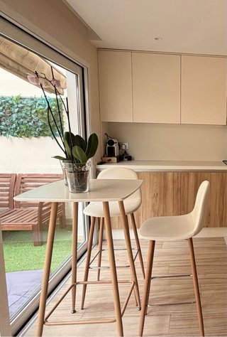 Mesa alta cocina con 2 taburetes