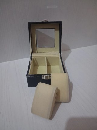 Scatola porta orologi nera e beige in simil pelle