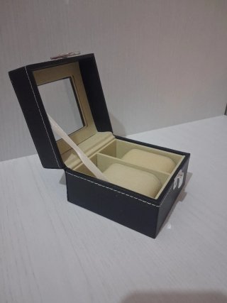 Scatola porta orologi nera e beige in simil pelle