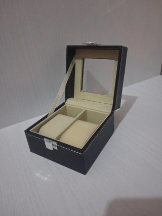 Scatola porta orologi nera e beige in simil pelle