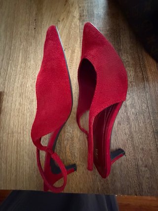 Zapatos tacón Zara rojos ante
