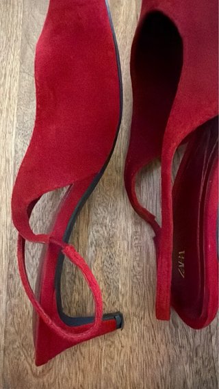 Zapatos tacón Zara rojos ante