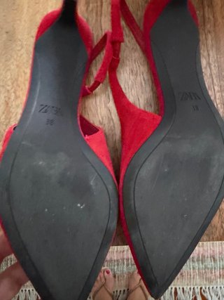 Zapatos tacón Zara rojos ante