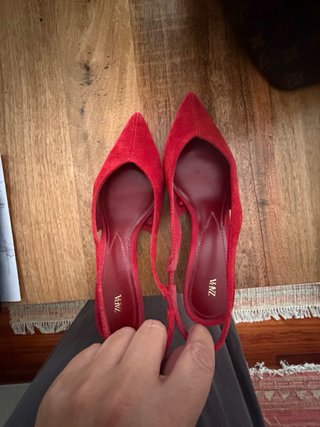 Zapatos tacón Zara rojos ante