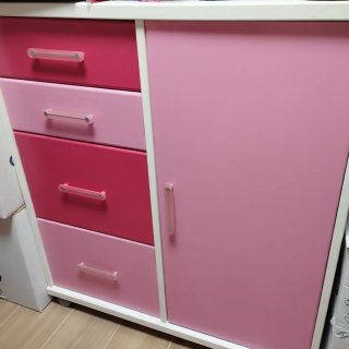 Cómoda y cajonera blanca y rosa