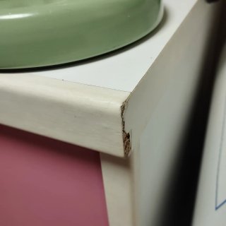 Cómoda y cajonera blanca y rosa