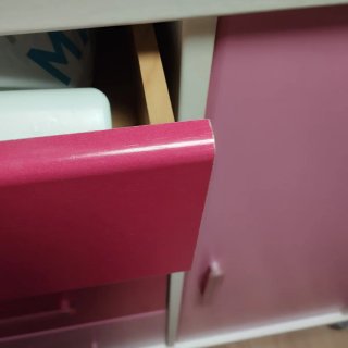 Cómoda y cajonera blanca y rosa
