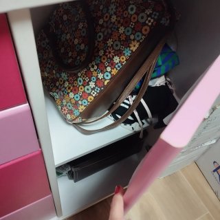 Cómoda y cajonera blanca y rosa