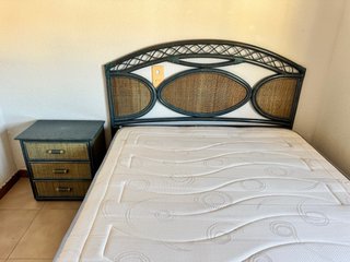 Conjunto cabecero cama + mesita noche madera-rafia