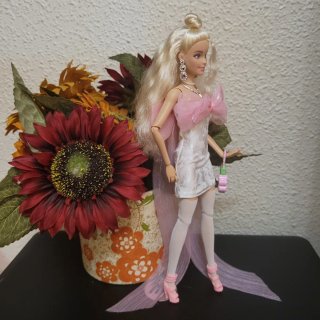 Muñeca Barbie articulada con vestido rosa