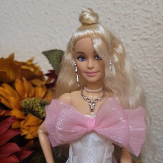 Muñeca Barbie articulada con vestido rosa