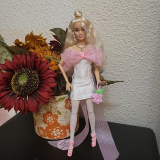 Muñeca Barbie articulada con vestido rosa