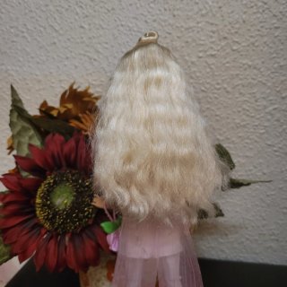 Muñeca Barbie articulada con vestido rosa